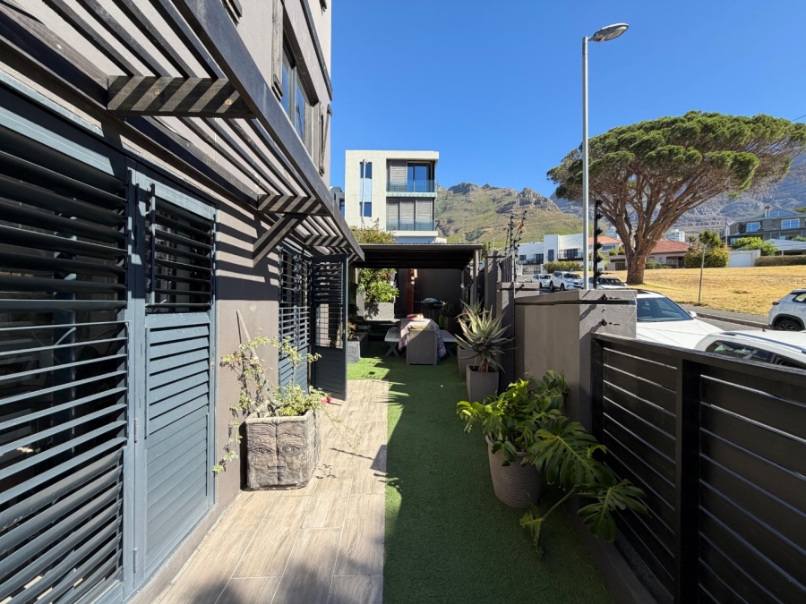 6 Bedroom Property for Sale in Vredehoek Western Cape